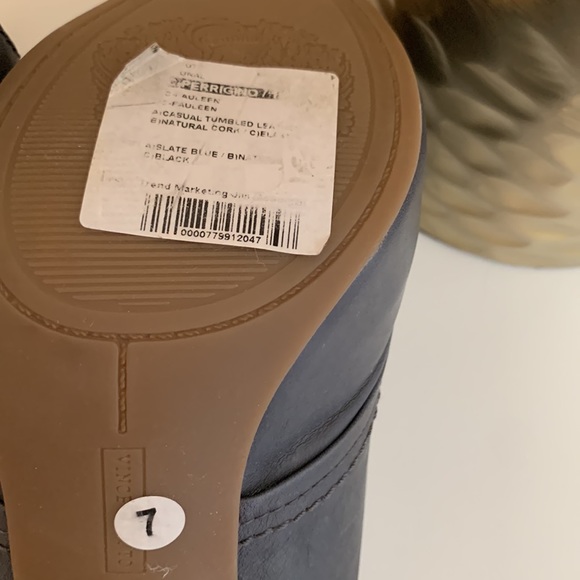 Vince Camuto, gray sandals - Picture 5 of 5